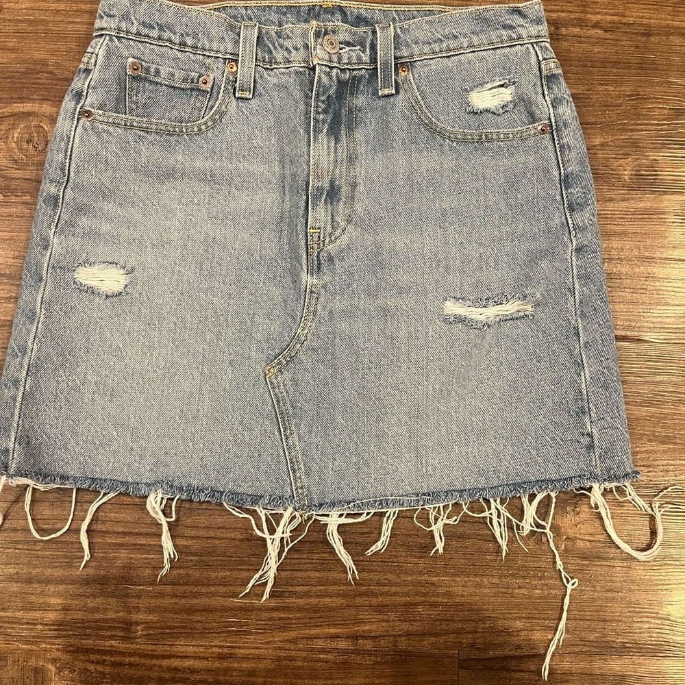 Denim Frayed Hem Levi Skirt size 29/M